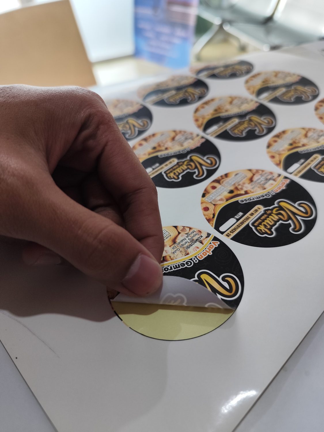 Stiker label kemasan kisscut untuk promosi UMKM