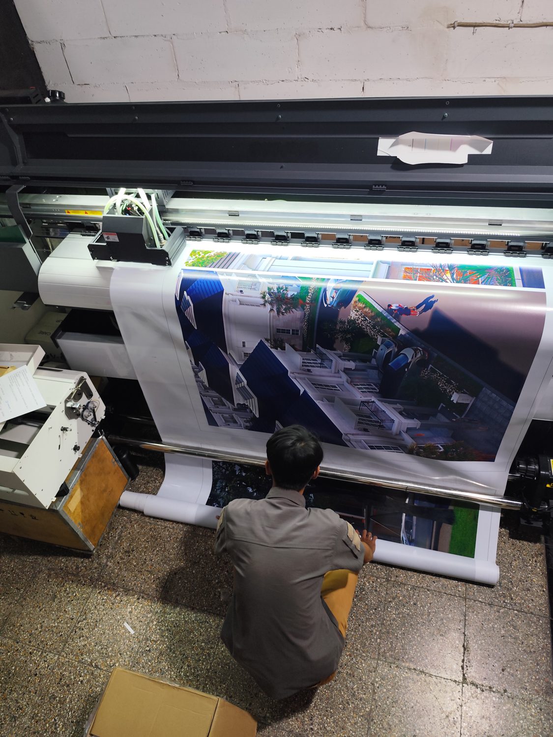 Mesin cetak UV roll digital printing Yogyakarta sedang berproduksi